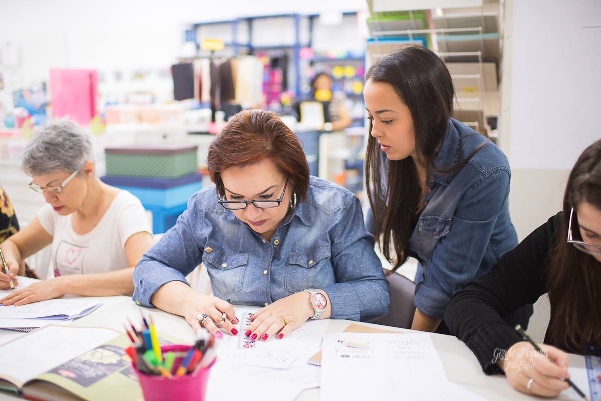 Aline ensinando aluna em workshop presencial