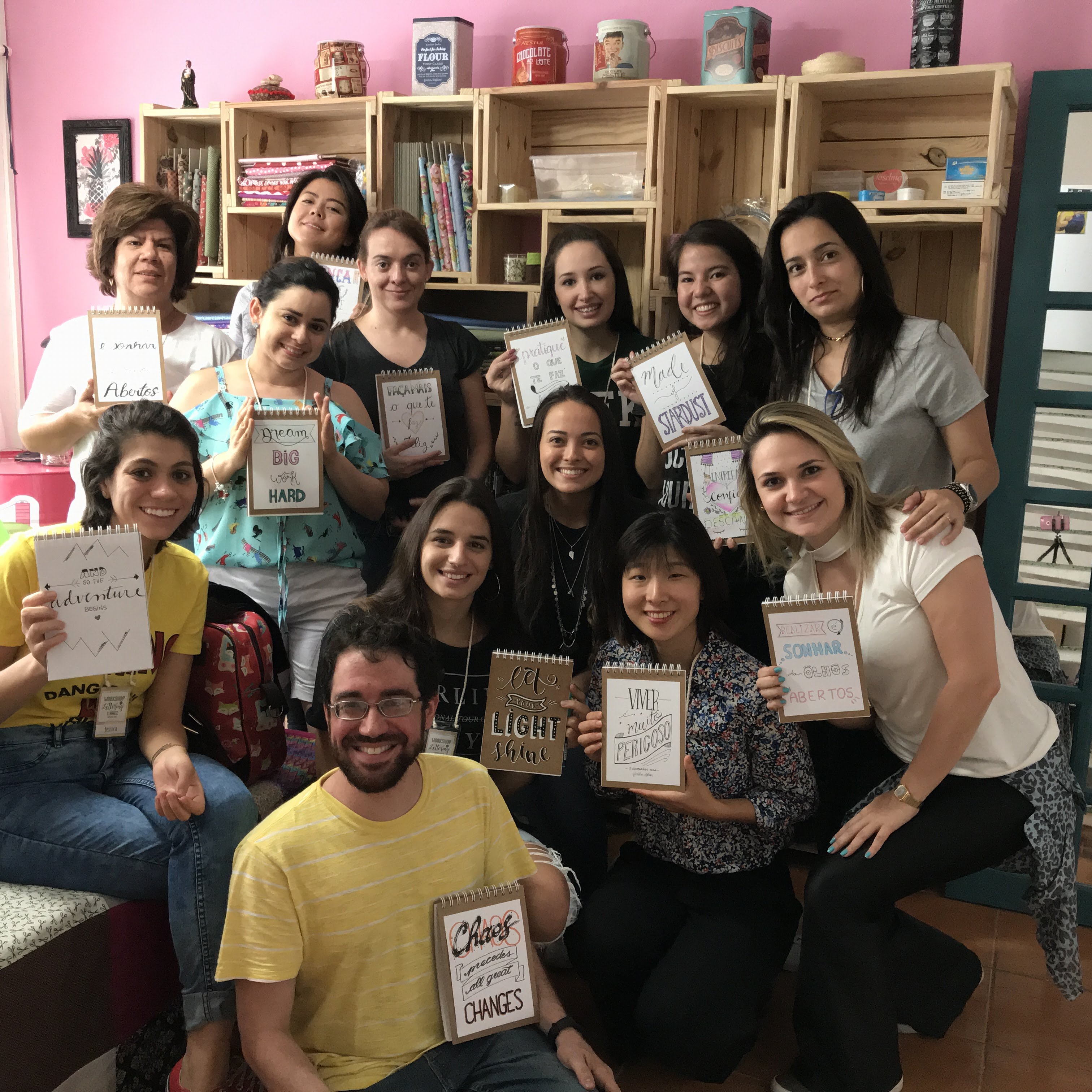 Turma presencial de lettering mostrando suas primeiras pecas